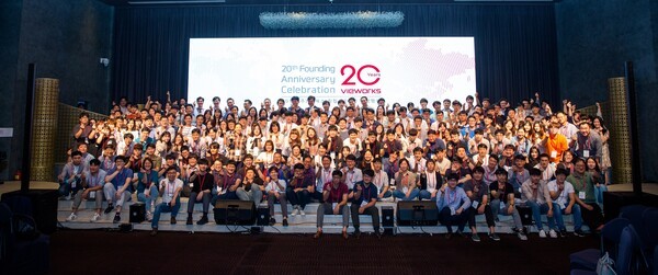 뷰웍스 창립 20주년 기념행사 단체사진 [사진=뷰웍스]