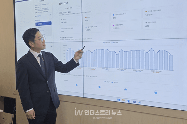 제이케이코어 김정기 상무가 에너지자급자족 인프라 구축사업 2차년도 플랫폼 개발진행 사항을 시연을 하고 있다. [사진=제이케이코어]