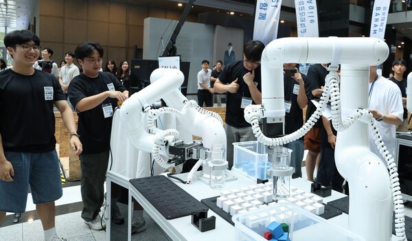 2025년9월9일 서울 강남구 포스코센터에서 진행된 산업용 AI-로봇 경진대회에서 참가자들이 자신들이 만든 로봇을 시험해보고 있다./사진=포스코홀딩스