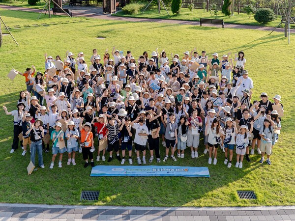 지난 5일부터 7일까지 충남 태안에서 열린 '2025 환경책임보험 청소년 환경캠프'에서 참가자들이 포즈를 취하고 있다/ 사진 = DB손해보험