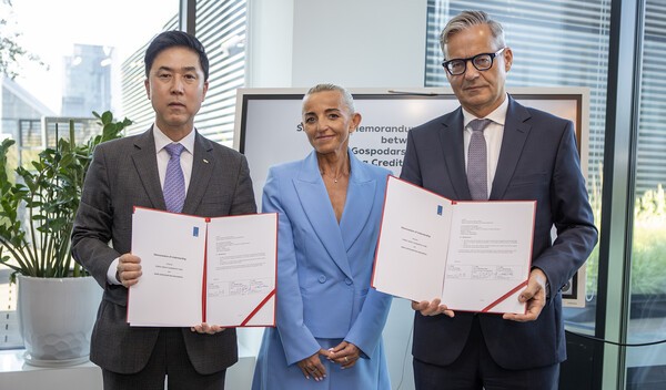 이주영 신용보증기금 전무이사(왼쪽), 미라슬로프 체카이 BGK 행장(오른쪽), 마르타 포스투와 BGK 수석부행장이 지난 9일 폴란드 바르샤바 BGK 본사에서 열린 '신용보증제도 발전 및 기업 성장 지원을 위한 양해각서'를 체결한 뒤 양해각서를 들어 보이고 있다. / 사진 = 신용보증기금