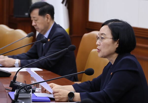한성숙 중소벤처기업부 장관이 10일 서울 종로구 정부서울청사에서 열린 산업경쟁력 강화 관계장관 회의에서 발언하고 있다. /사진=연합뉴스