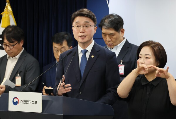 류제명 과학기술정보통신부 제2차관(가운데)이 10일 서울 종로구 정부서울청사에서 KT 무단 소액결제 침해사고 관련 브리핑을 하고 있다./사진=연합뉴스