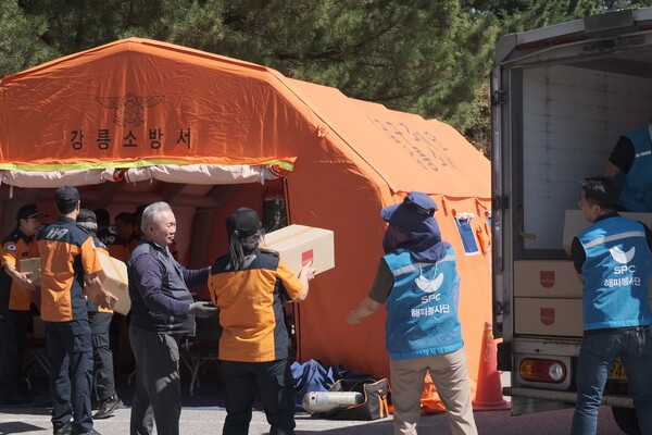 SPC그룹이 강원도 강릉 지역 가뭄 극복을 위해 애쓰고 있는 소방관들을 위해 SPC삼립 빵 2000개를 지원했다./사진=SPC그룹