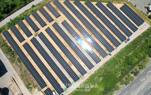 울산시 소재 사용 종료 매립장 상부에 준공된 태양광발전소 전경 [사진=그리드위즈]