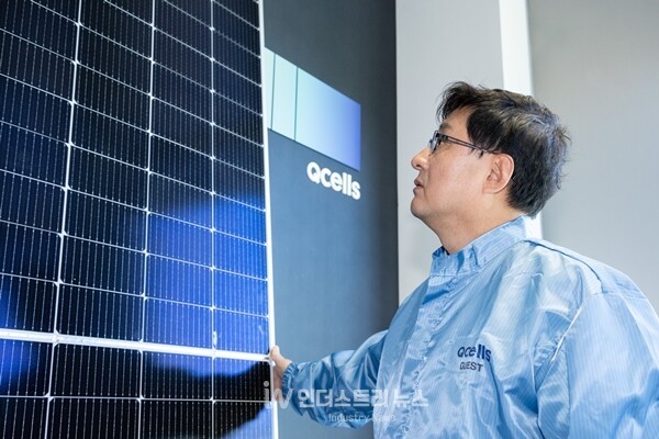 김성환 환경부 장관이 한화미래기술연구소를 방문해 태양광 모듈을 살피고 있다. [사진=환경부]