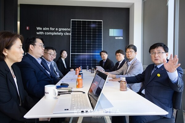 김성환 환경부 장관과 업계 관계자들이 모여 간담회를 진행하고 있다. [사진=환경부]