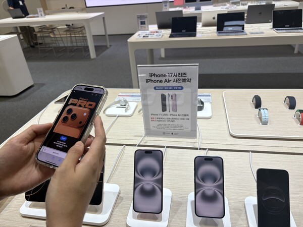 이마트 에이스토어 매장 진열대에 아이폰17 시리즈가 전시돼 있다./사진=이마트