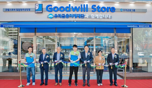 11일 충북청주시에서 열린 '굿윌스토어 밀알청주상당점 개점식에서 왼쪽부터)김승배 굿윌스토어 밀알청주상당점 원장, 유영균 한국굿윌산업협회 대표, 한상욱 밀알복지재단 굿윌부문 부문장, 이용훈 굿윌스토어 밀알청주상당점 사원, 장광익 우리금융미래재단 사무국장, 최은희 청주복지재단 상임이사, 이왕재 우리은행 청주금융센터 센터장이 테이프커팅을 진행하고 있다/ 사진 = 우리금융그룹