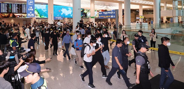 미국 이민 당국에 구금됐다가 풀려난 한국인 근로자들이 12일 영종도 인천국제공항 제2여객터미널 입국장을 나서고 있다. /사진=연합뉴스