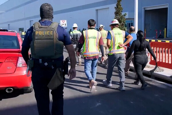 지난 4일(현지시간) 조지아주 서배너 현대차-LG엔솔 배터리 공장을 단속하는 미국 연방 요원. /사진=로이터 통신