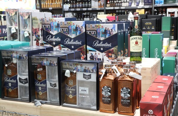 이마트 매장 내 추석 주류 선물세트 진열대 모습./사진=이마트