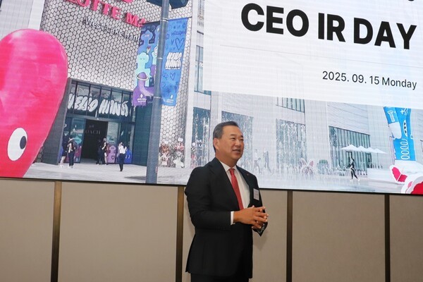 15일 서울 잠실 시그니엘 서울에서 열린 롯데쇼핑 'CEO IR DAY'에서 김상현 롯데쇼핑 대표이사 부회장이 참석자 100여 명에게 롯데쇼핑 전략을 발표하고 있다./사진=롯데쇼핑