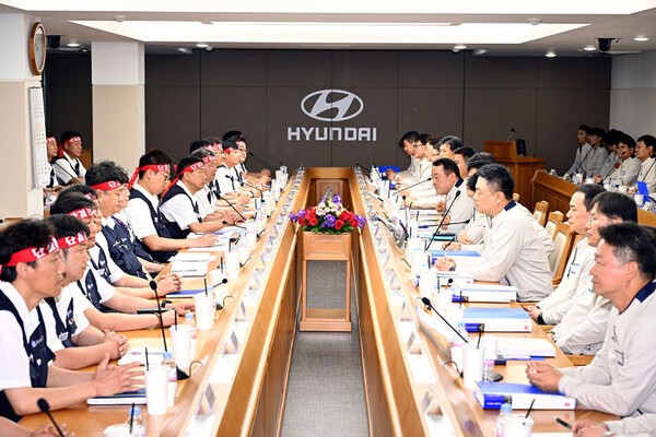 현대자동차 노사가 지난 6월 18일 울산공장 본관 동행룸에서 올해 임금 및 단체협약 교섭 상견례를 진행하고 있다./사진=현대자동차