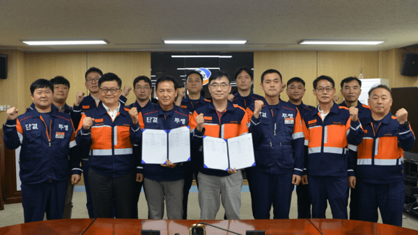 2025년9월12일 '2025년 임금 및 단체교섭 협상'을 마무리한 뒤 (오른쪽 네번째부터) 정태웅 고려아연 대표이사, 문병국 고려아연 노조위원장, 김승현 고려아연 온산제련소장이 기념촬영을 하고 있다./사진=고려아연