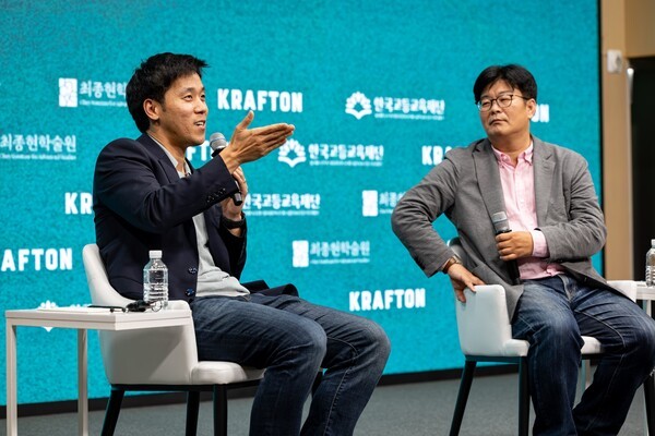 15일 서울 강남구 한국고등교육재단 빌딩에서 열린 최종현학술원·한국고등교육재단·크래프톤 공동 주최 특별 강연에서 서동진 뉴럴링크 공동 창업자(왼쪽)가 정재승 KAIST 뇌인지과학과 학과장 겸 융합인재학부 학부장과 함께 대담을 하고 있다. /사진=최종현학술원