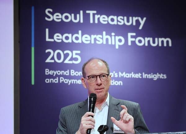 지난 16일 서울 중구 호텔신라에서 SC제일은행이 주최한 ‘Seoul Treasury Leadership Forum 2025’에서 마크 트라우트만(Mark Troutman) SC그룹 무역금융 기업영업 총괄 헤드가 환영사를 하고 있다. / 사진 = SC제일은행