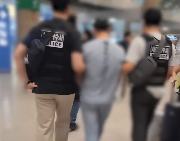 KT 무단 소액결제 사건 관련 40대 중국교포 용의자가 경찰에 체포되고 있다./사진=경기남부경찰청