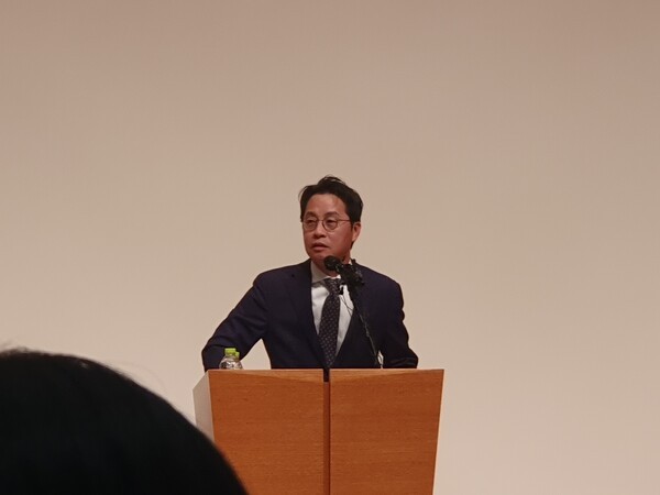 조좌진 롯데카드 대표이사가 18일 서울 중구 부영태평빌딩에서 해킹 사고로 인한 고객 정보 유출사태에 대한 사과문을 읽은 뒤, 기자들과 질의 응답을 하고 있다. / 사진 = 김은경기자