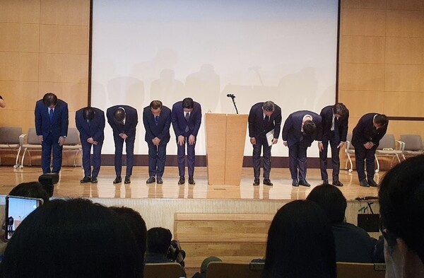 18일 오후 서울 종로구 부영태평빌딩에서 열린 롯데카드 해킹 사고 관련 대국민사과 기자회견에서 조좌진 롯데카드 대표(왼쪽 다섯번째) 등 임원진이 고개숙여 사과의 뜻을 표하고 있다./ 사진 = 김은경기자
