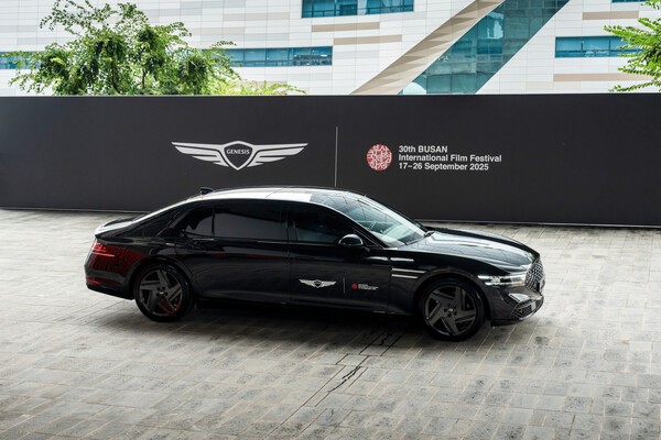 제30회 부산국제영화제에 전시된 G90 롱휠베이스 블랙 모델./사진=제네시스