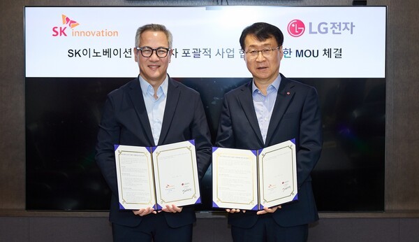 지난 17일 서울 종로구 SK서린빌딩에서 김무환 SK이노베이션 에너지솔루션 사업단장(왼쪽), 이재성 LG전자 ES사업본부장이 'AI 데이터센터 통합 에너지 솔루션' 공동 개발 및 사업화를 위한 양해각서(MOU)를 체결한 후 기념사진을 촬영하고 있다./사진=SK이노베이션