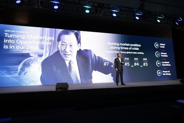 호세 무뇨스 현대자동차 대표이사(CEO) 사장이 '2025 현대차 CEO 인베스터 데이'에서 발표하고 있다. 창업주인 고(故) 정주영 회장의 환한 표정이 담긴 배경 화면이 눈길을 끈다. /사진=현대자동차