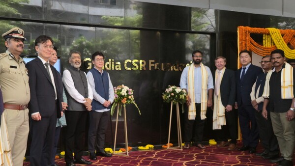 2025년 9월19일 AP 비사카파트남에서 진행된 LG India CSR Foundation 개소식에서 인도 LG폴리머스 재단 관계자들이 마을 주민들과 함께 기념촬영을 하고 있다./사진=LG화학