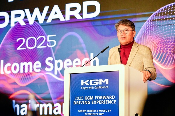 KG모빌리티는 독일에서 글로벌 대리점사와 기자를 초청해 무쏘 EV와 토레스 하이브리드를 론칭하고 시승 행사를 갖는 등 수출시장 판매 물량 확대에 나섰다. 곽재선 KGM 회장이 이 자리에서 인사말을 하고 있다./사진=KG모빌리티