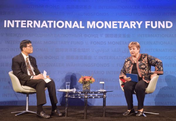 이창용 한국은행 총재가 18일(현지시간) 워싱턴DC 국제통화기금(IMF) 본부에서 크리스탈리나 게오르기에바 IMF 총재와 대담하고 있다 / 사진= 연합뉴스