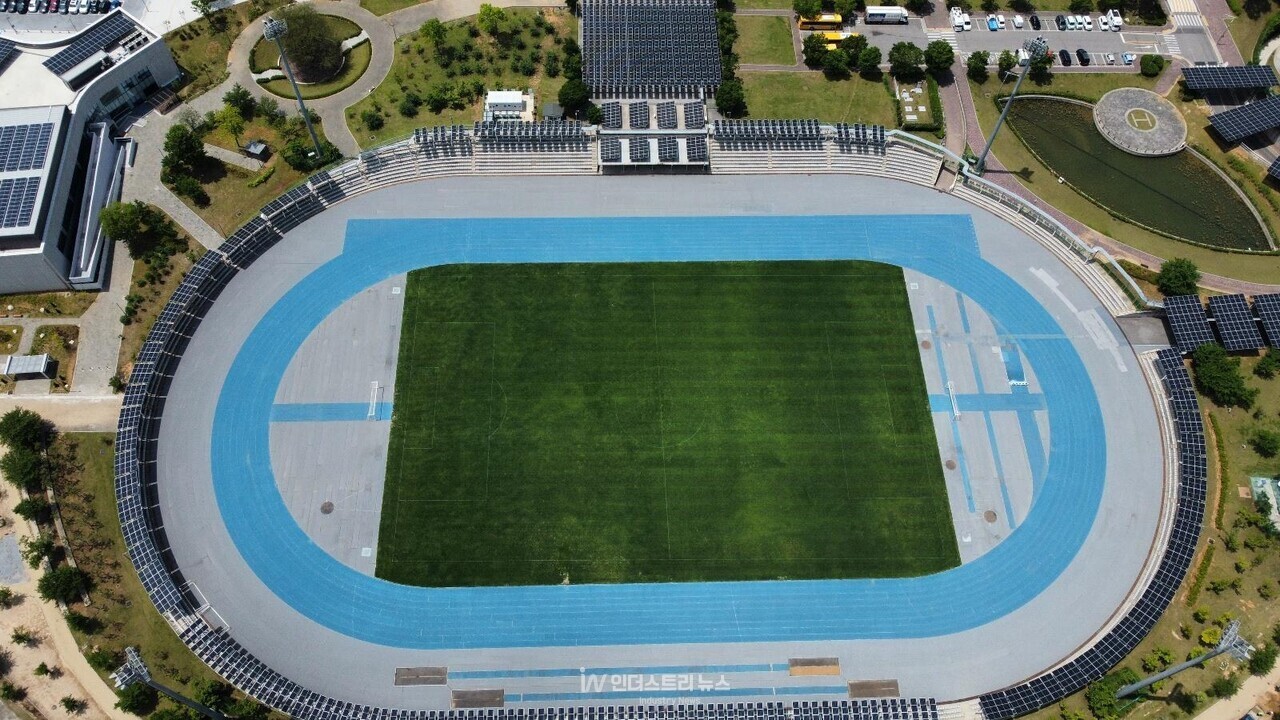 인천아시아드주경기장 전경. 태양광 패널이 경기장 주변 및 경기장을 둘러싸고 설치돼 있다. [사진=제이케이코어]