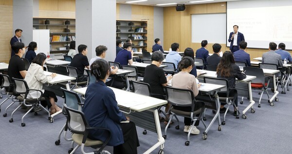 박주선 기보 전무이사(스크린 앞)가 지난 18일 부산 본사에서 ‘중대재해처벌법’의 효과적 이행과 안전문화 확산을 위한 법률 세미나에서 발표하고 있다. / 사진 = 기보