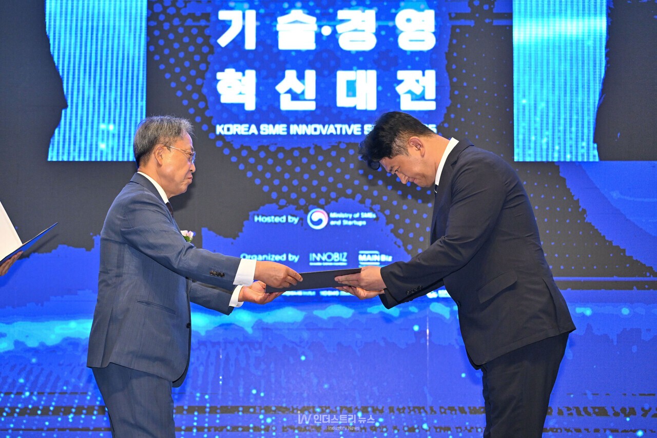 이지차저 정 원 EVC솔루션팀장이 ‘2025 중소기업 혁신 유공(경영혁신분야) 시상식’에서 중소벤처기업부 장관상을 대리 수상하고 있다. [사진=이지차저]