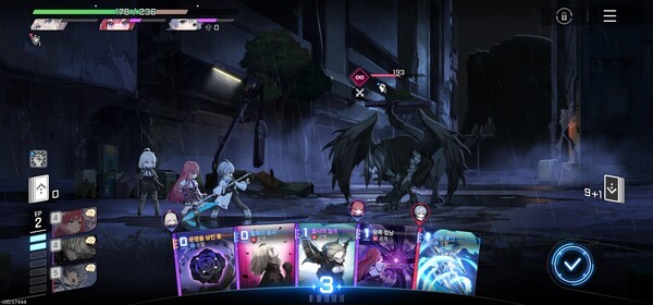 카제나의 전투화면. 하단에는 전투원들이 보유한 덱에서 뽑혀진 카드들이 있다. 주인공은 이 카드들을 선택해 적들과 전투를 벌이게 된다./캡처=문기수 기자 