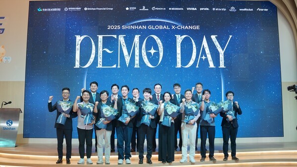 신한베트남은행 韓스타트업 현지진출 지원 '데모데이' 행사에서 참석자들이 화이팅 포즈를 취하고 있다/ 사진 = 신한은행