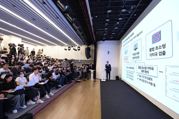 구재형 KT 네트워크부문 네트워크기술본부장이 지난 18일 서울 종로구 KT광화문빌딩에서 소액결제 피해 관련 대응 현황을 발표하고 있다./사진=연합뉴스