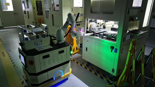 LG화학이 도입한 자동화 로봇이 대전 기술연구소 분석연구소의 로봇 자동화 실험실(ASL)에서 야간 분석실험을 하고있다./사진=LG화학