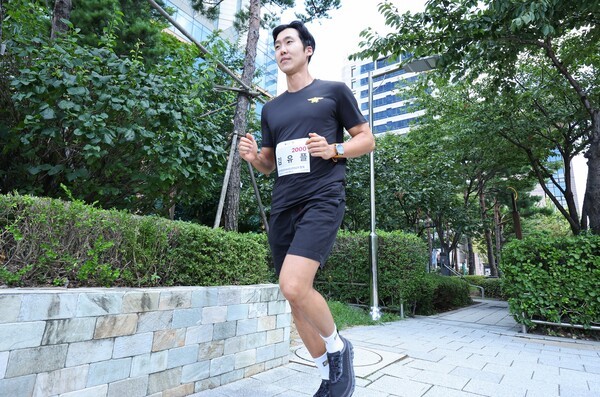 LG유플러스가 순직 소방관들의 숭고한 희생과 헌신을 함께 기리기 위한 추모 마라톤 대회를 개최한다. LG유플러스 한 직원이 119메모리얼런 대회를 알리고 있다./사진=LG유플러스