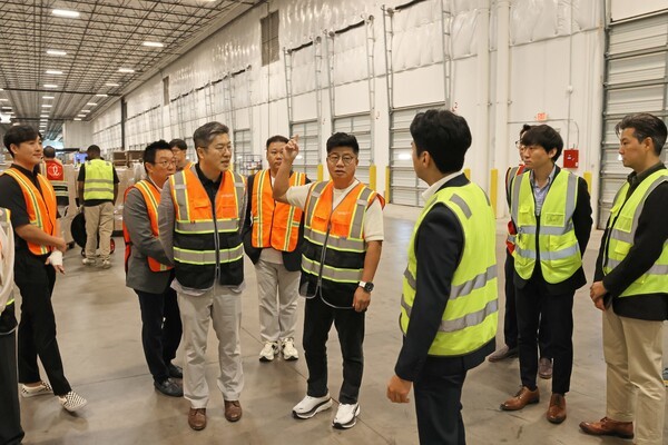 롯데글로벌로지스가 미국 최대 건강기능식품 판매 플랫폼 '아이허브'와 미국 텍사스 주 댈러스-포트 워스(DFW) 현지에 자동화 풀필먼트 센터를 구축하고 물류 운영을 한다. 강병구 롯데글로벌로지스 대표이사(오른쪽 네 번째)가 16일(현지시간) DFW 풀필먼트센터 현장을 시찰하고 있다./사진=롯데글로벌로지스