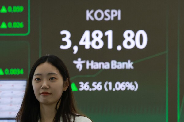 22일 서울 중구 하나은행 본점 딜링룸에서 딜러가 업무를 보고 있다. 이날 코스피는 전 거래일보다 18.60p(0.54%) 오른 3463.84로 개장했다. 원·달러 환율은 4.9원 오른 1398.5원, 코스닥지수는 5.95p(0.69%) 오른 869.06으로 시작했다. / 사진 = 연합뉴스