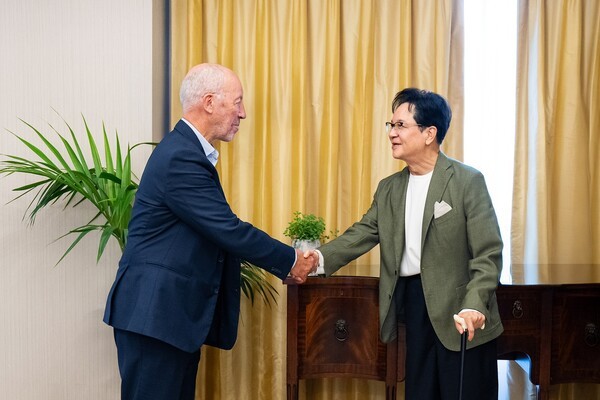 CJ그룹 이재현 회장(오른쪽)이 영국 런던에서 스포츠 마케팅 전문가 마이클 페인 대표를 만나 악수를 하고 있다./사진=CJ그룹