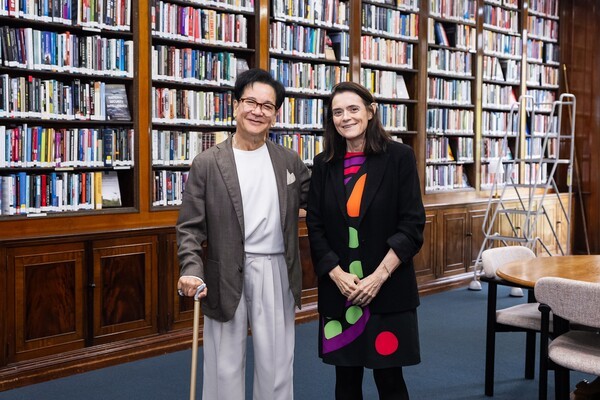 CJ그룹 이재현 회장이 영국 런던에서 세계 최정상급 외교 안보 싱크탱크인 채텀하우스의 브론웬 매덕스 소장(오른쪽)을 만나 통상 환경 변화와 국제 정세에 대해 논의한뒤 포즈를 취하고 있다./사진=CJ그룹