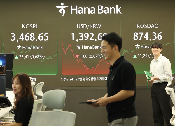 코스피가 0.7%가량 올라 3460대에서 장을 마치며 사상 최고치를 재차 경신한 22일 서울 중구 하나은행 딜링룸에서 딜러들이 대화하고 있다. 이날 코스피는 전장보다 23.41p(0.68%) 오른 3468.65에 장을 마쳤다./ 사진 = 연합뉴스