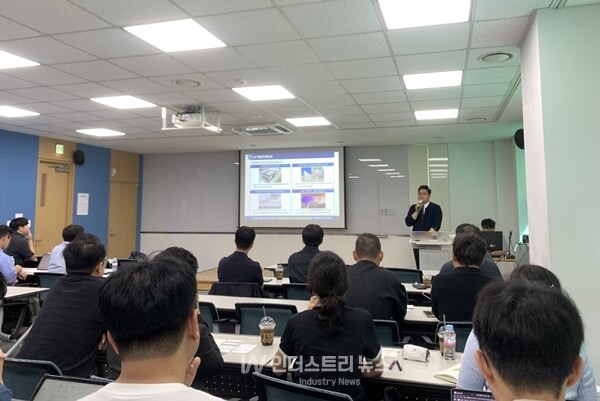 티팩토리 황소연 연구소장이 ‘리튬배터리 제조사업장의 전주기 화재 안전 관리시스템 기술개발’ 과제 착수보고회에서 연구과업을 발표하고 있다. [사진=티팩토리]