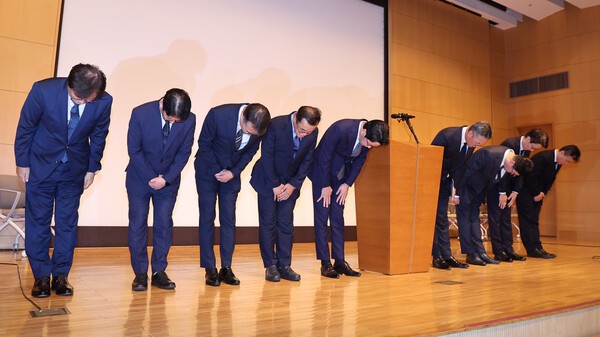 조좌진 롯데카드 대표이사 등 관계자들이 지난 18일 서울 중구 부영태평빌딩에서 해킹 사고로 인한 고객 정보 유출사태에 대해 대고객 사과를 하고 있다 / 사진=연합뉴스