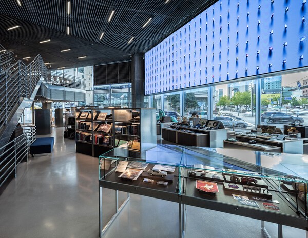 현대 모터스튜디오 서울 1~2층에 위치한 '오토라이브러리'./사진=현대자동차