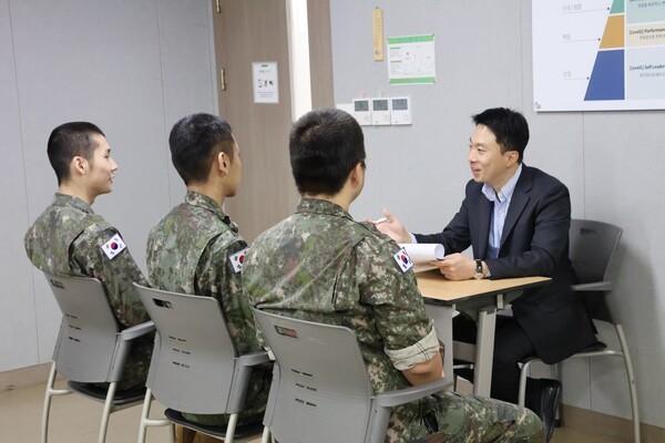 23일 서울시 강동구 현대백화점그룹 인재개발원에서 현대그린푸드 직원이 육군 전역 예정 조리병들을 대상으로 현장면접을 진행하고 있다./사진=현대그린푸드