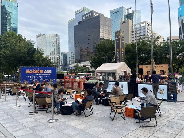 영풍문고는 오는 10월 2일까지 수제 맥주 브랜드 무빙 브루어리와 함께 특별한 가을 야외 프로그램 '북맥살롱'을 연다. 북맥살롱 현장 모습./사진=영풍문고