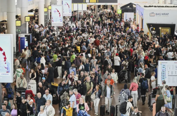 2025년 9월20일 벨기에 브뤼셀 국제공항에서 발생한 사이버 공격으로 인해 항공편이 지연되는 상황이 발생해 공항 이용객들이 불편을 겪고 있다./사진=AP연합뉴스