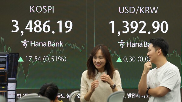 코스피가 3480대에서 장을 마치며 역대 최고치를 새로 경신한 23일 서울 중구 하나은행 딜링룸 현황판에 코스피 지수가 표시돼있다. / 사진 = 연합뉴스